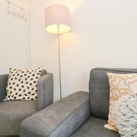 1 Queensway Gardens Хейл Екстериор снимка
