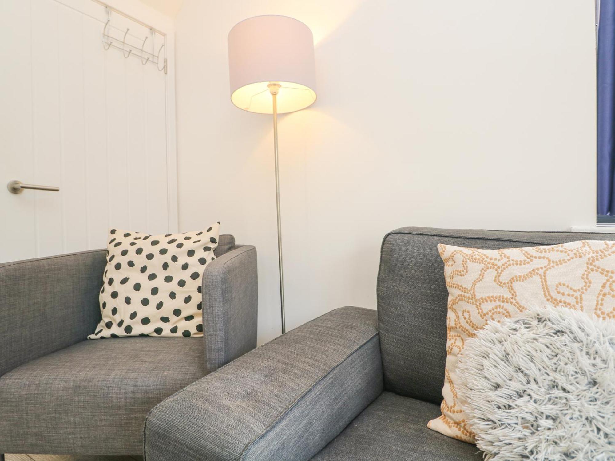 1 Queensway Gardens Хейл Екстериор снимка