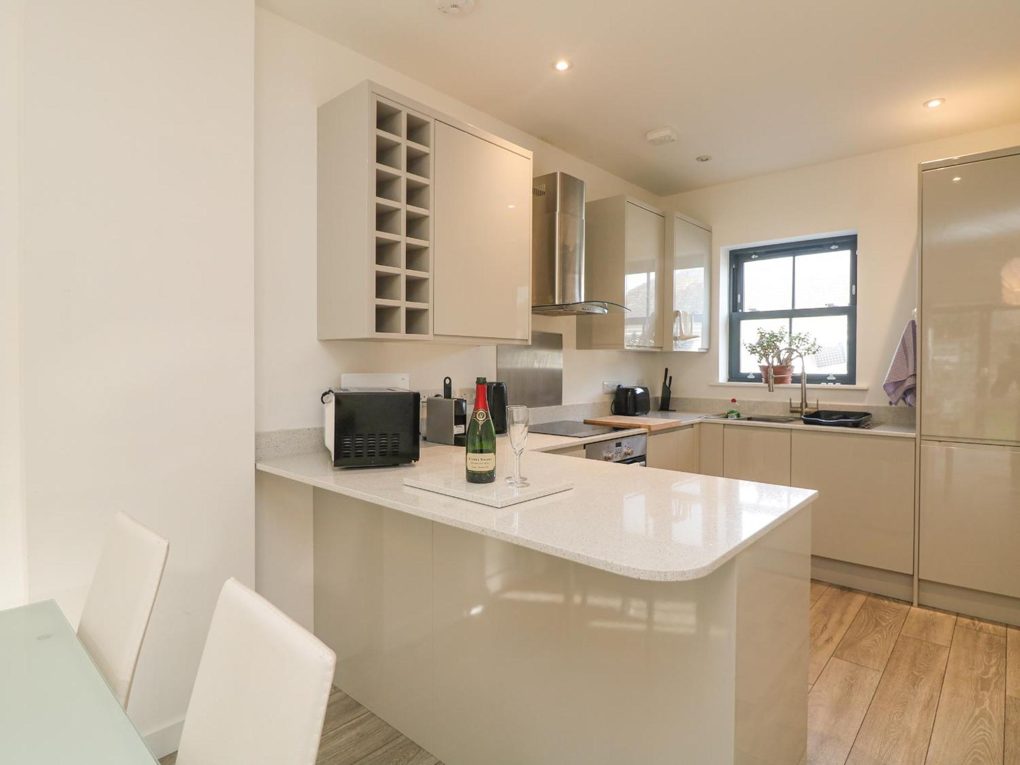 1 Queensway Gardens Хейл Екстериор снимка