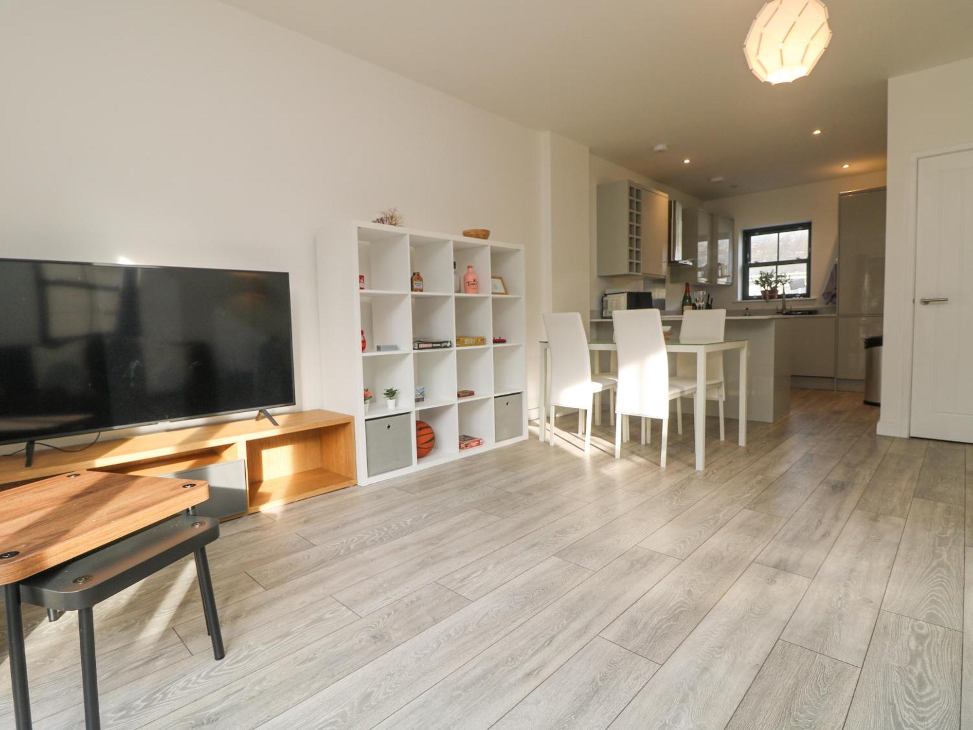 1 Queensway Gardens Хейл Екстериор снимка