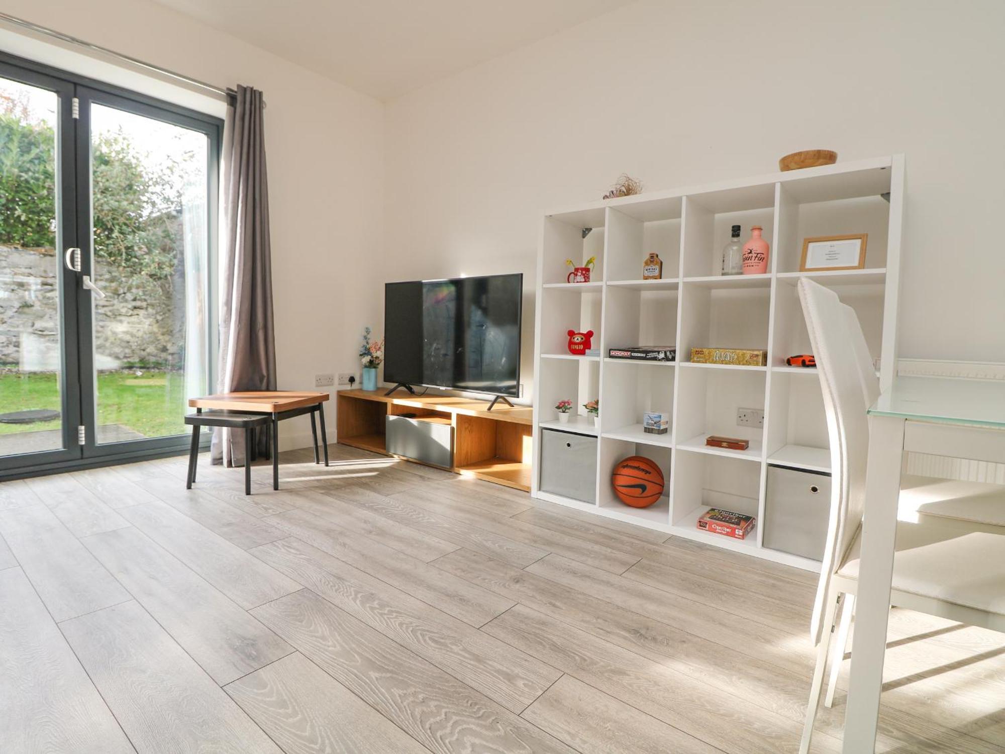 1 Queensway Gardens Хейл Екстериор снимка
